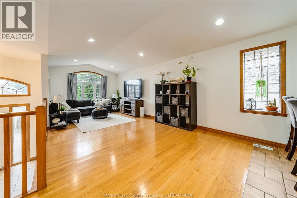 Photo 5 of 229 Gignac Crescent, Lasalle ON