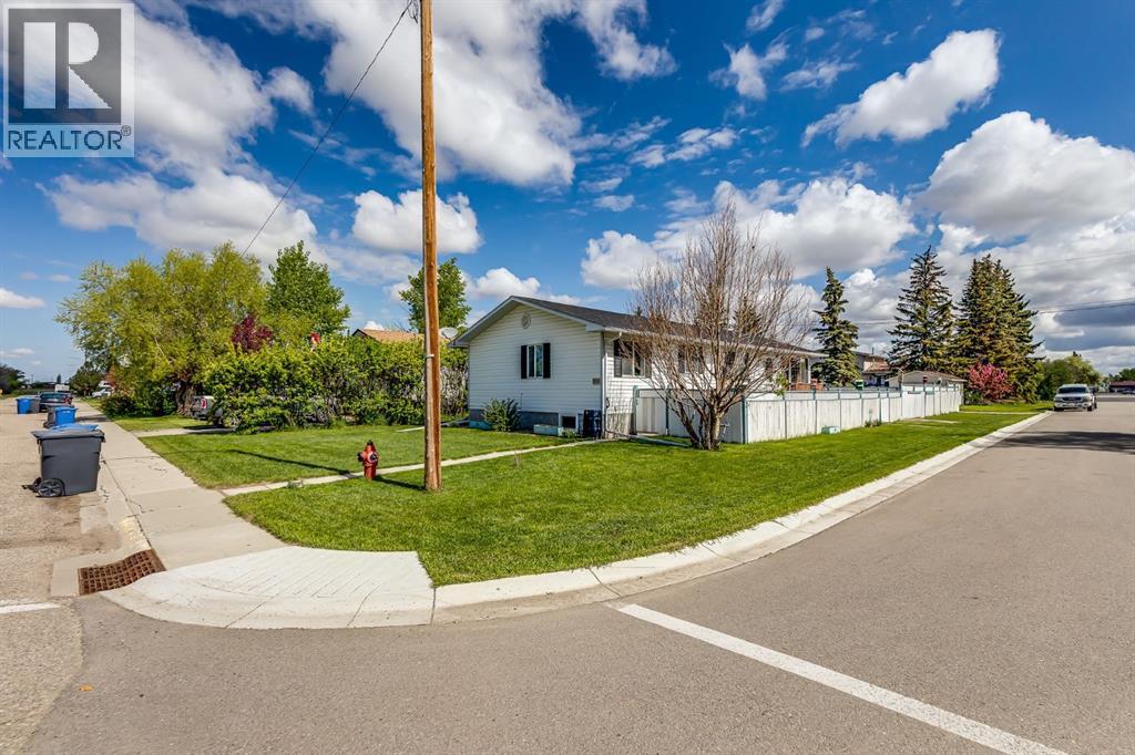 Photo 2 of 330 9 Street, Beiseker AB