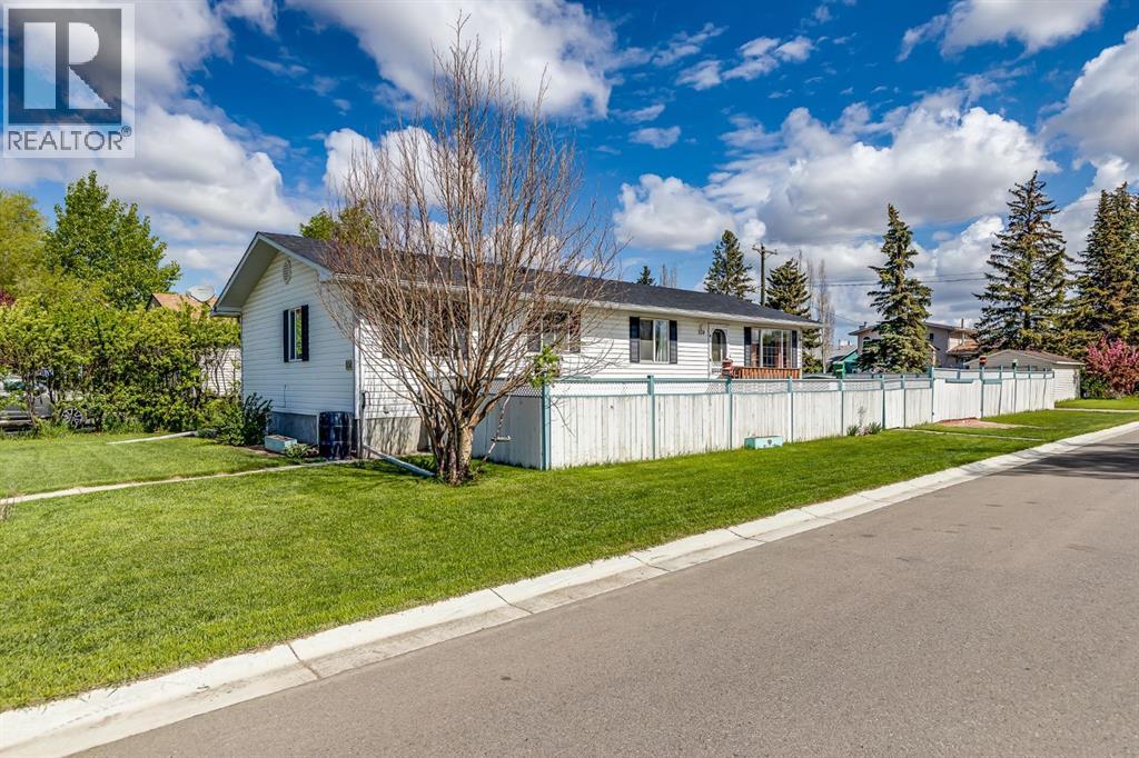 Photo 1 of 330 9 Street, Beiseker AB