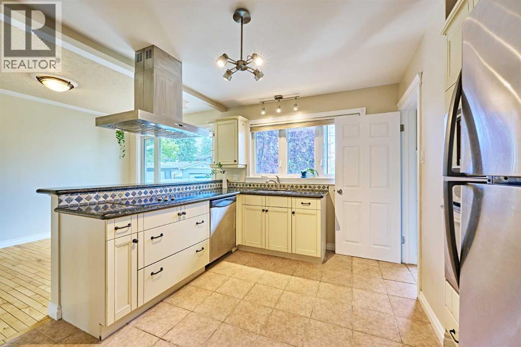 Photo 13 of 20 Kentish Drive Sw, Calgary AB