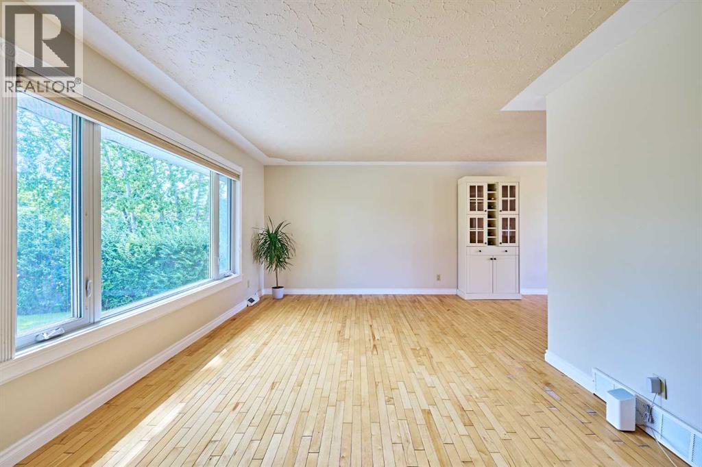 Photo 5 of 20 Kentish Drive Sw, Calgary AB