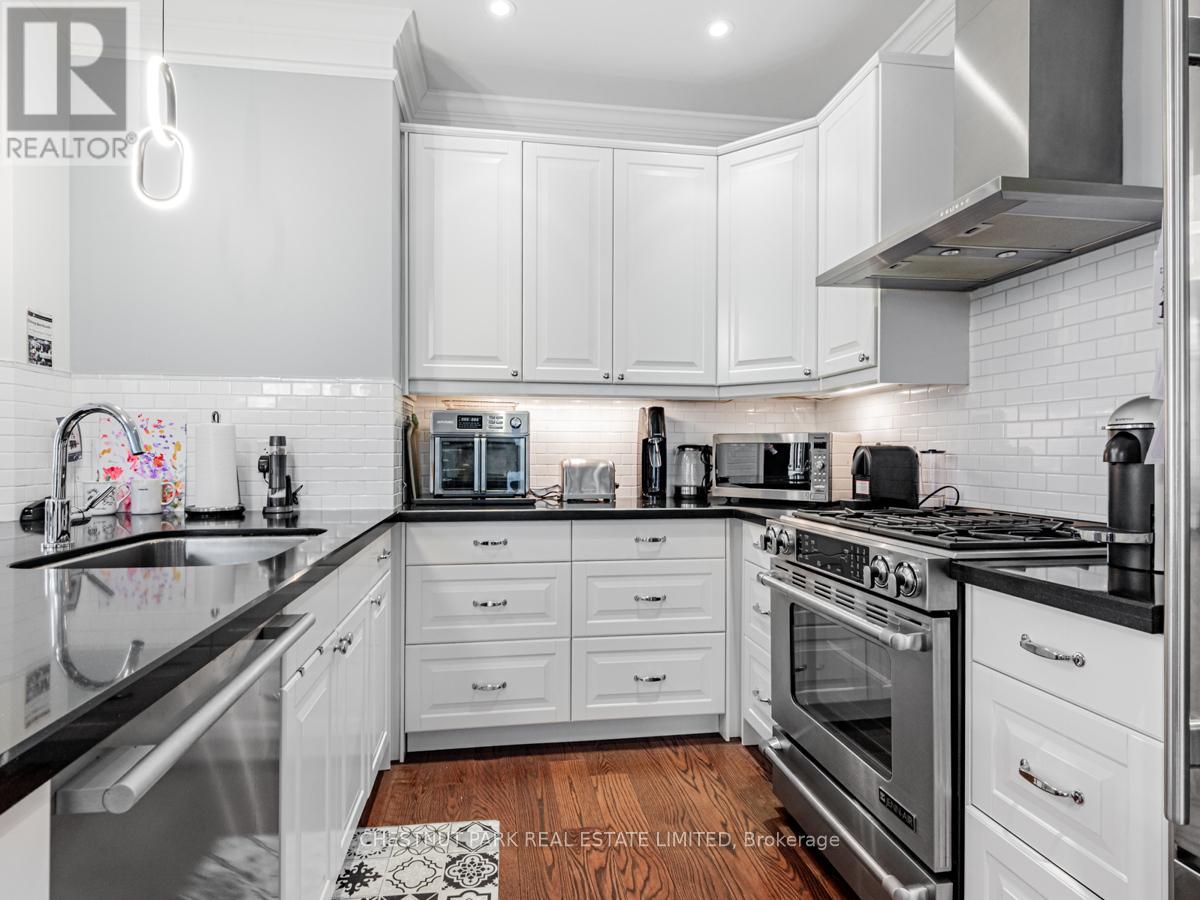 Photo 10 of 86 Forest Lane Drive, Vaughan ON