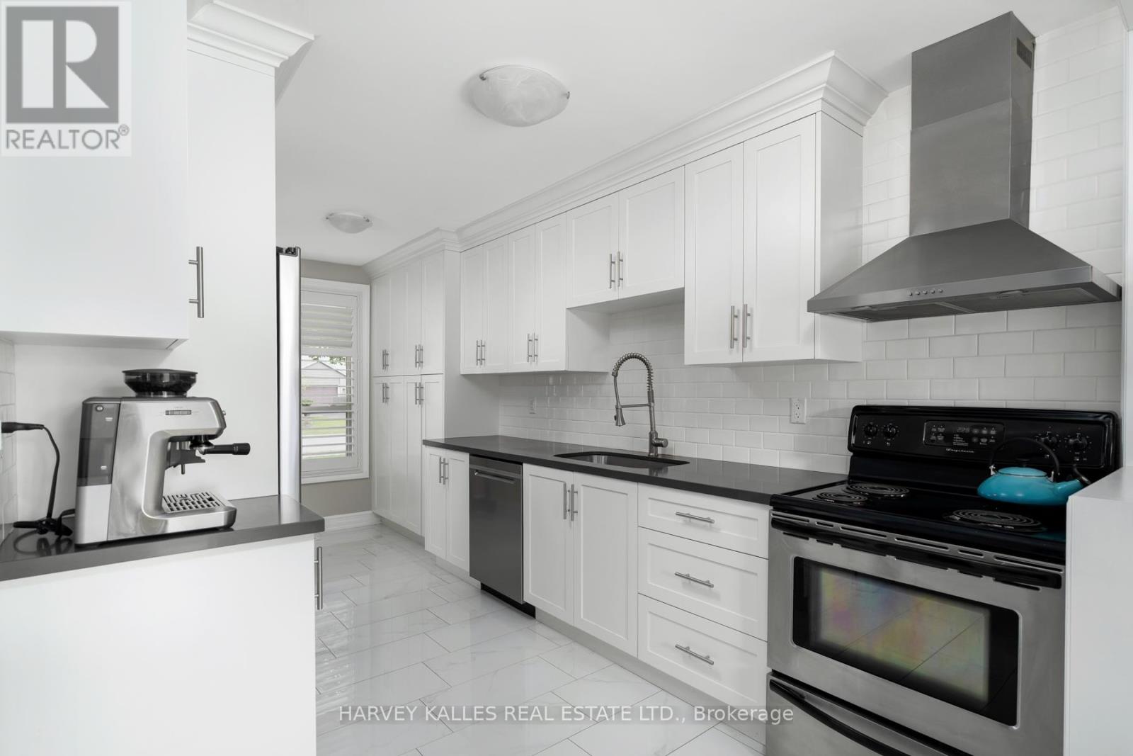 Photo 12 of 491 Sandford Street, Newmarket ON