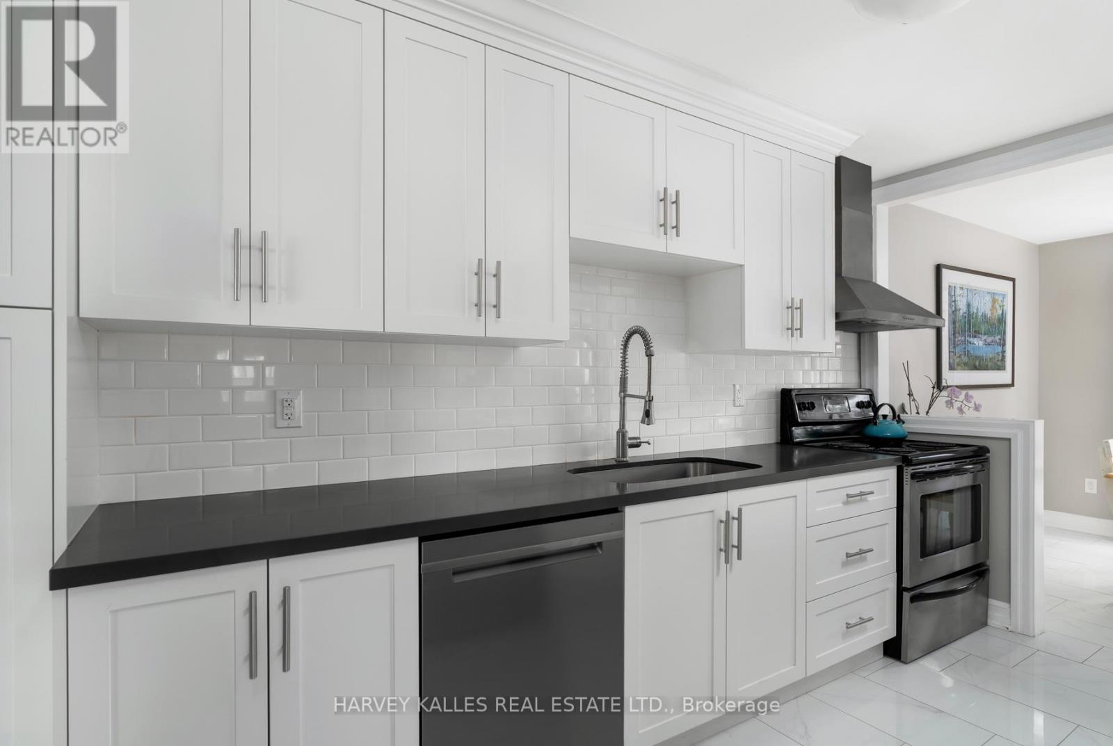 Photo 16 of 491 Sandford Street, Newmarket ON