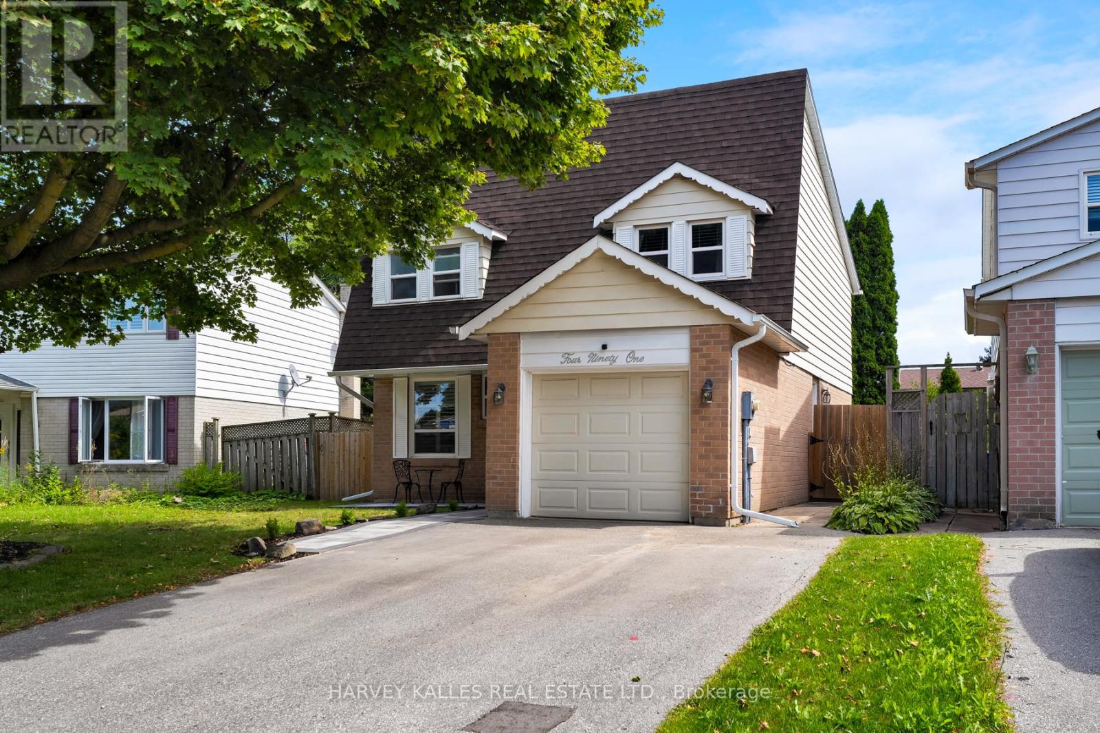 Photo 2 of 491 Sandford Street, Newmarket ON