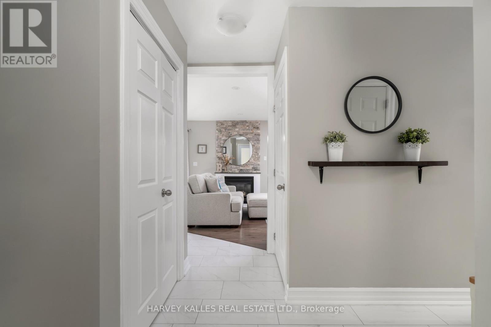 Photo 3 of 491 Sandford Street, Newmarket ON