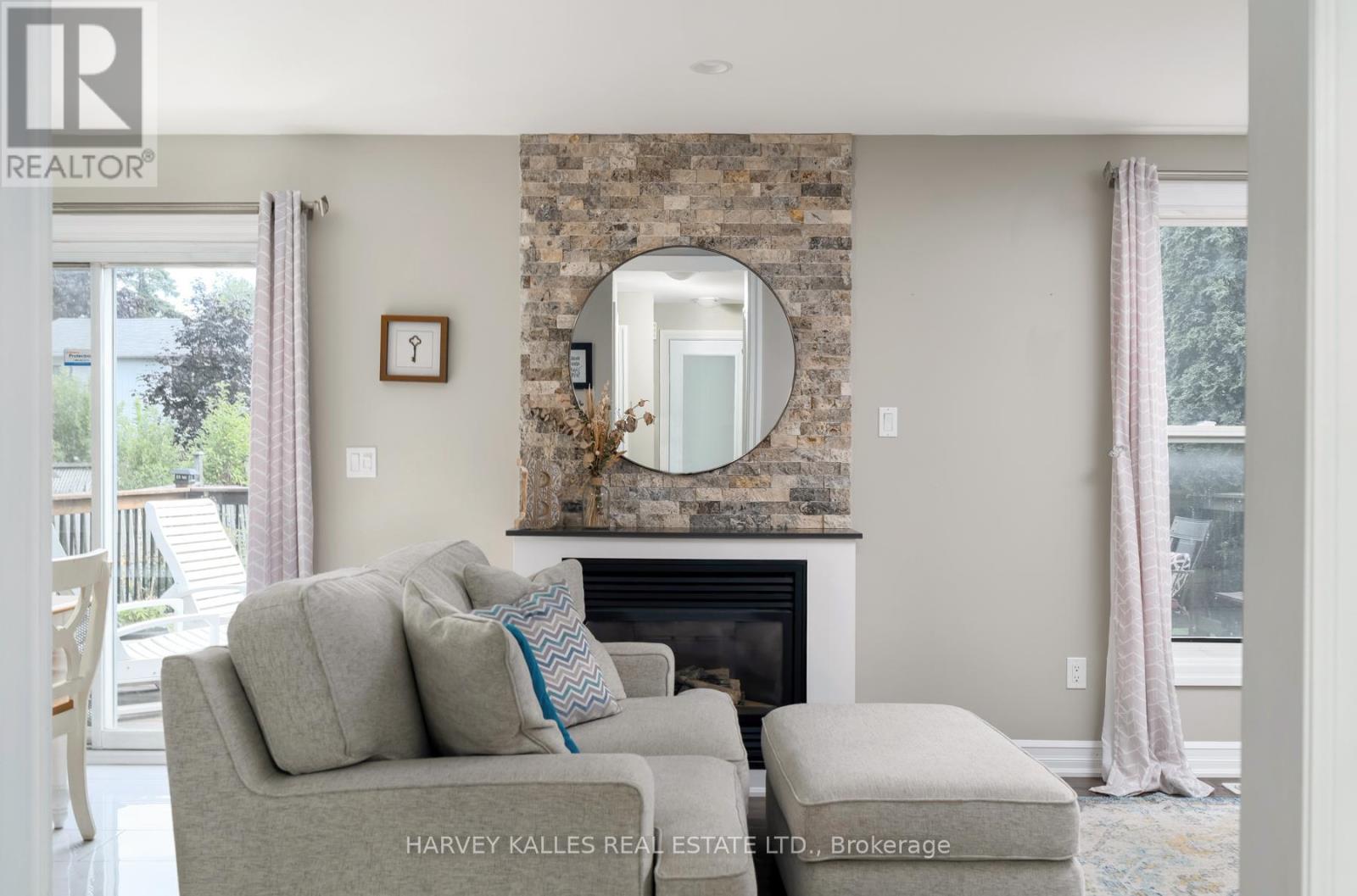 Photo 4 of 491 Sandford Street, Newmarket ON