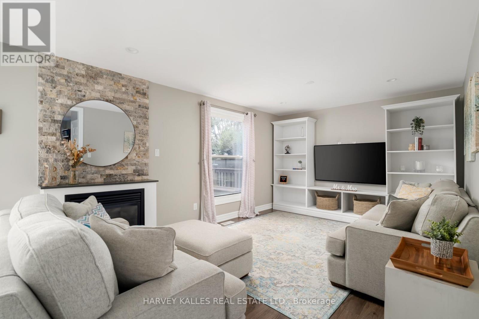 Photo 5 of 491 Sandford Street, Newmarket ON