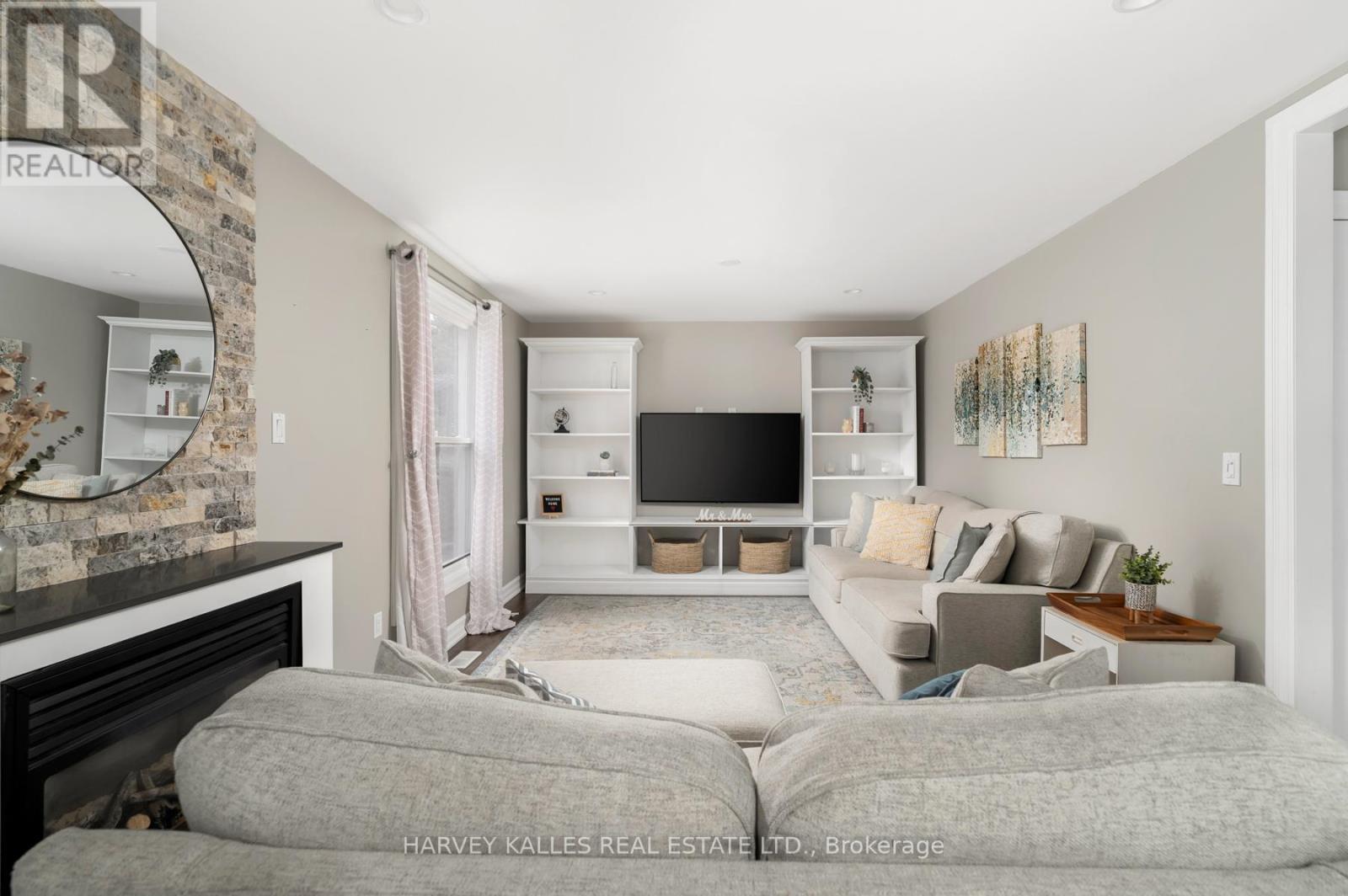 Photo 6 of 491 Sandford Street, Newmarket ON