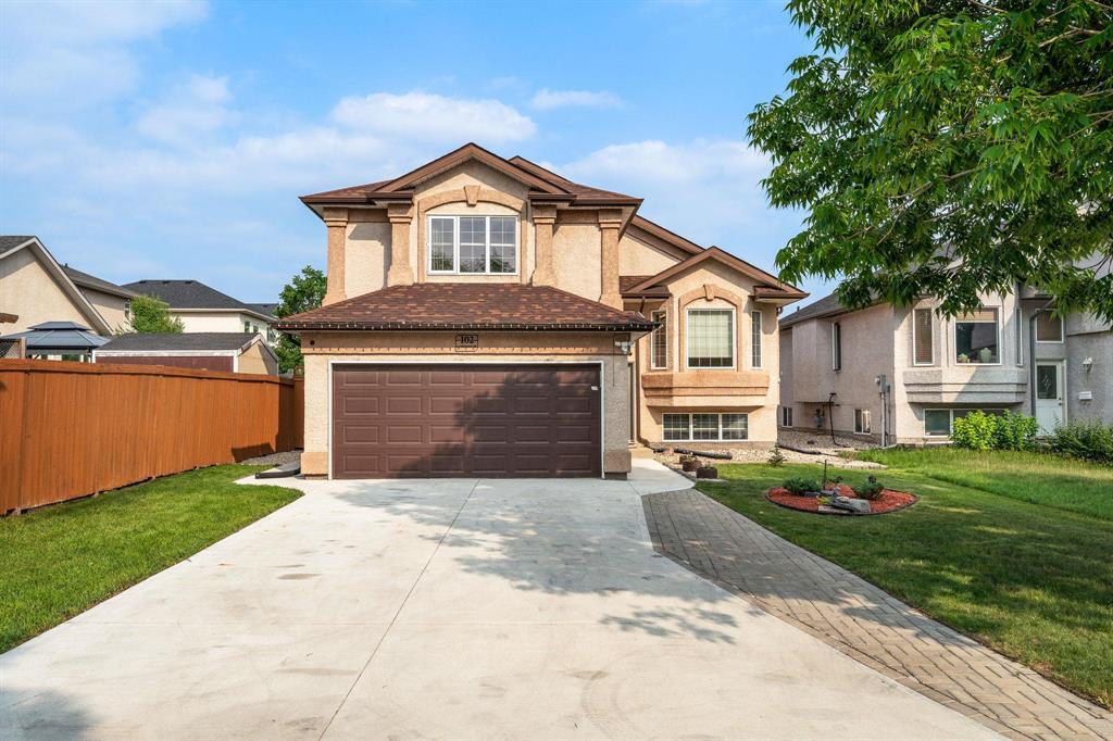 Photo 1 of 102 Lindmere Drive, Winnipeg MB