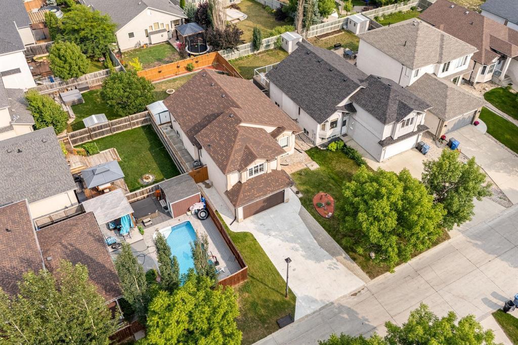 Photo 3 of 102 Lindmere Drive, Winnipeg MB