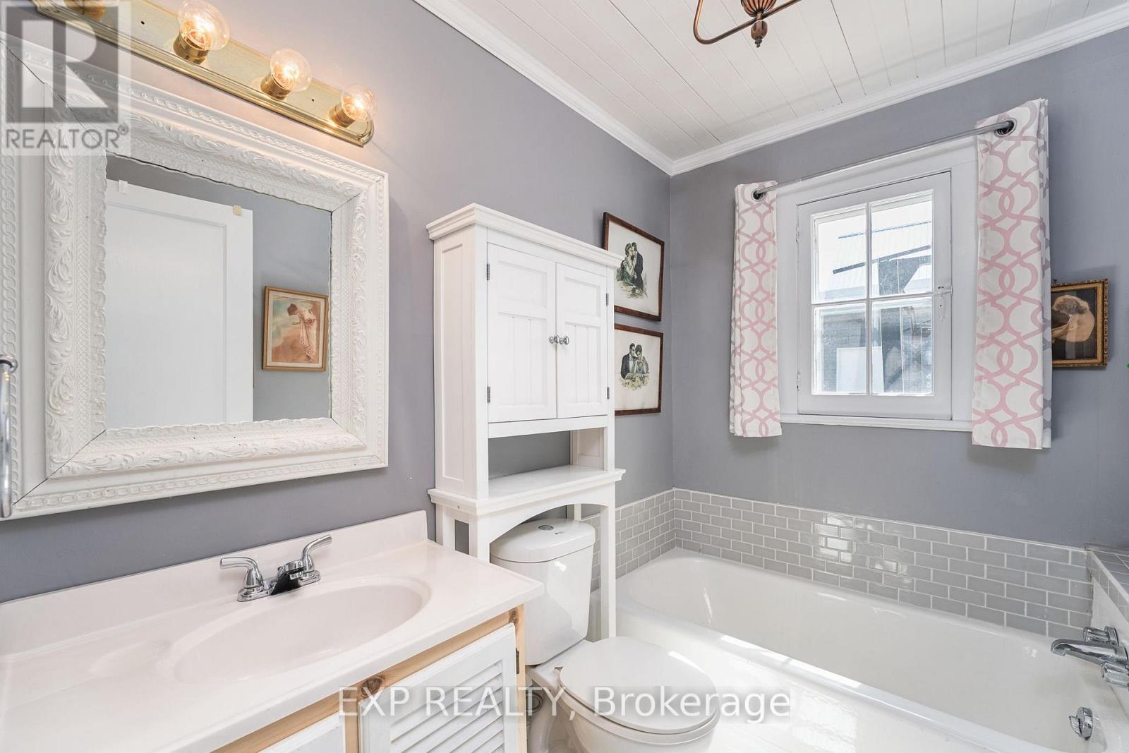 Photo 24 of 45 Westwind Circle, Georgina ON