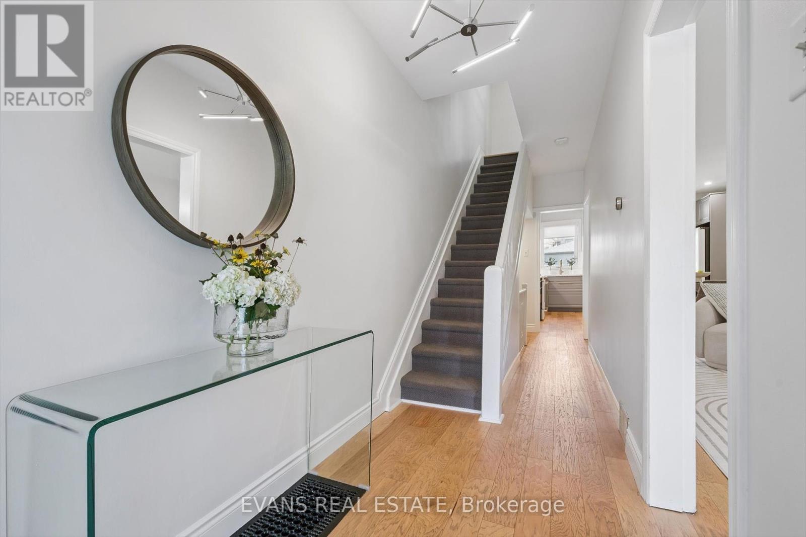 Photo 11 of 25 Uxbridge Avenue, Toronto ON