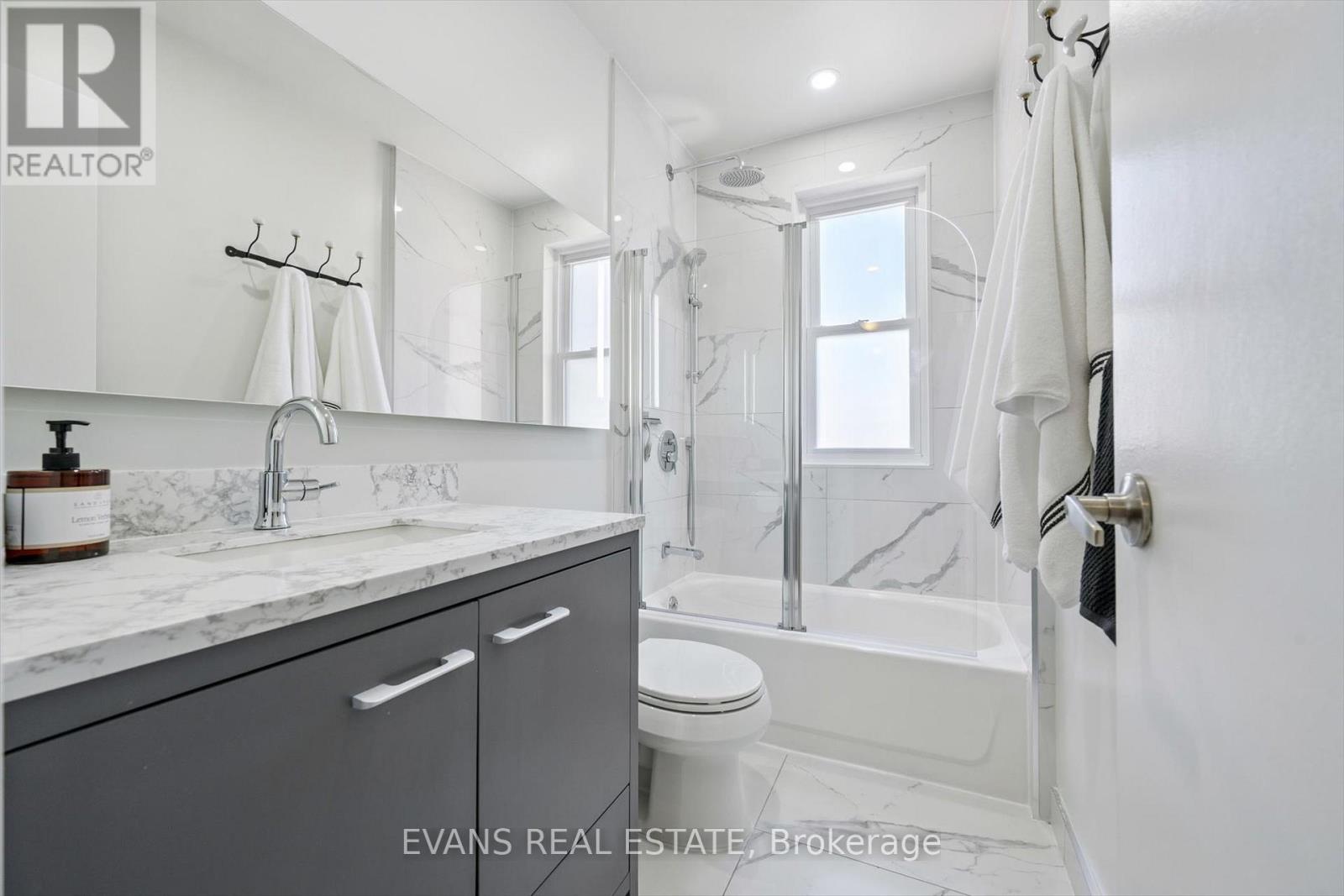 Photo 15 of 25 Uxbridge Avenue, Toronto ON