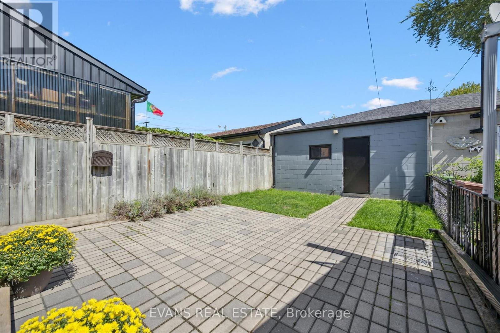 Photo 20 of 25 Uxbridge Avenue, Toronto ON