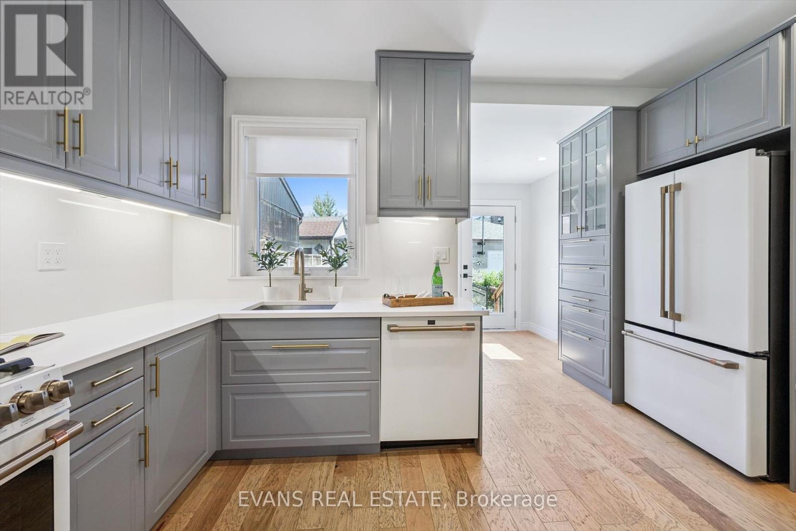 Photo 9 of 25 Uxbridge Avenue, Toronto ON