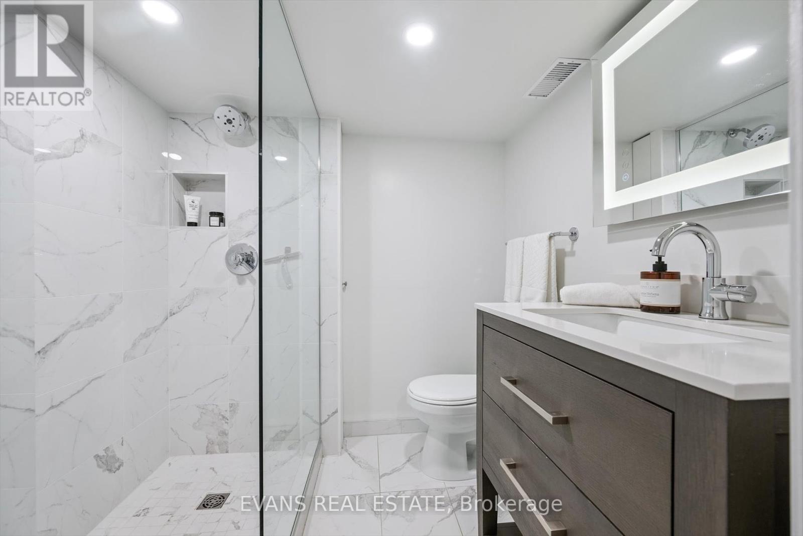 Photo 18 of 25 Uxbridge Avenue, Toronto ON
