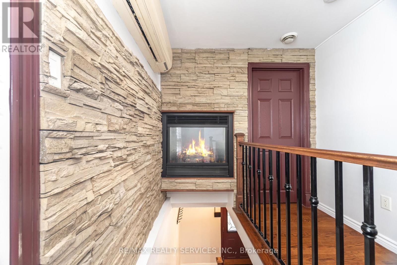 Photo 27 of 28 Homeland Court, Brampton ON