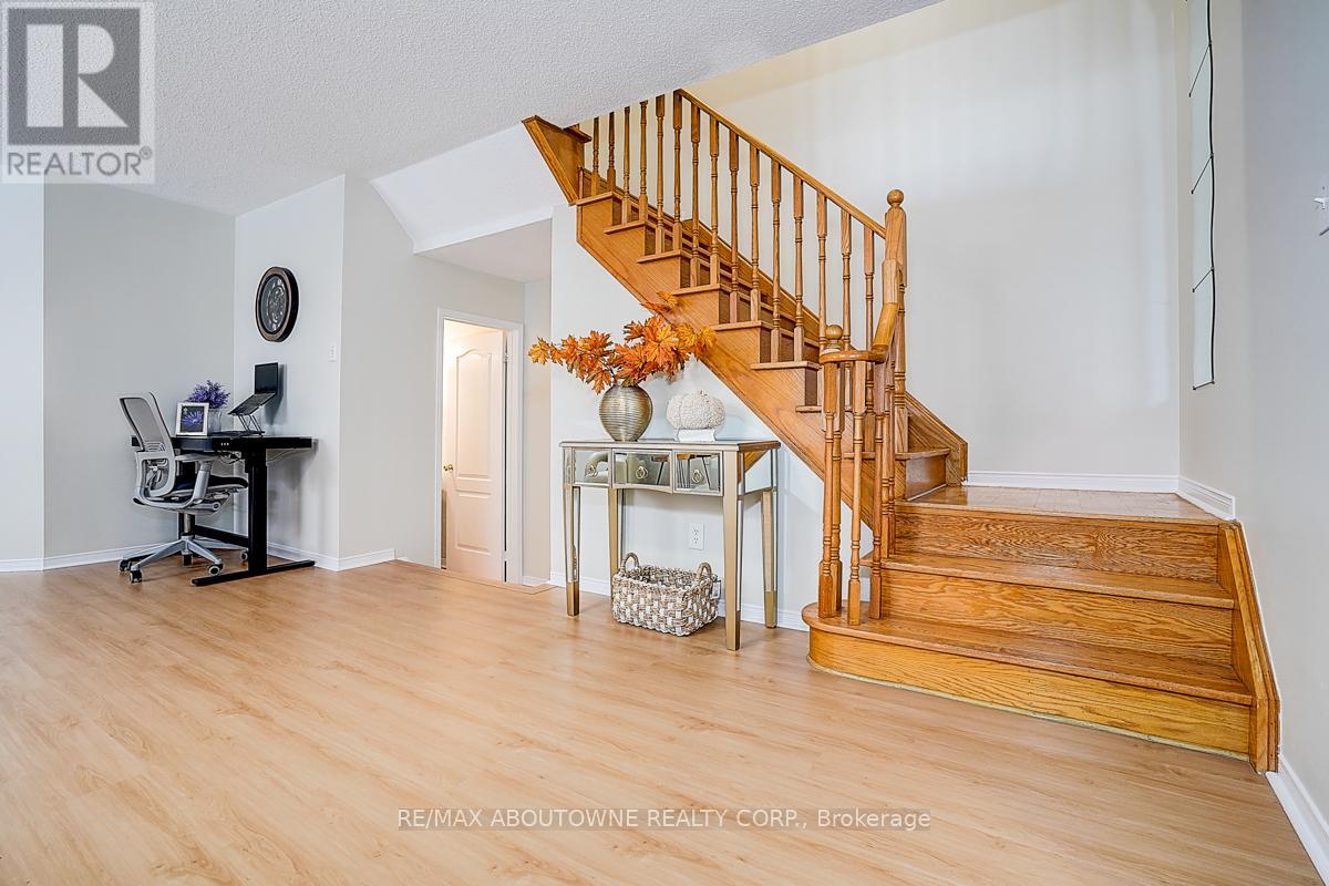 Photo 10 of 5575 Margarita Crescent, Mississauga ON