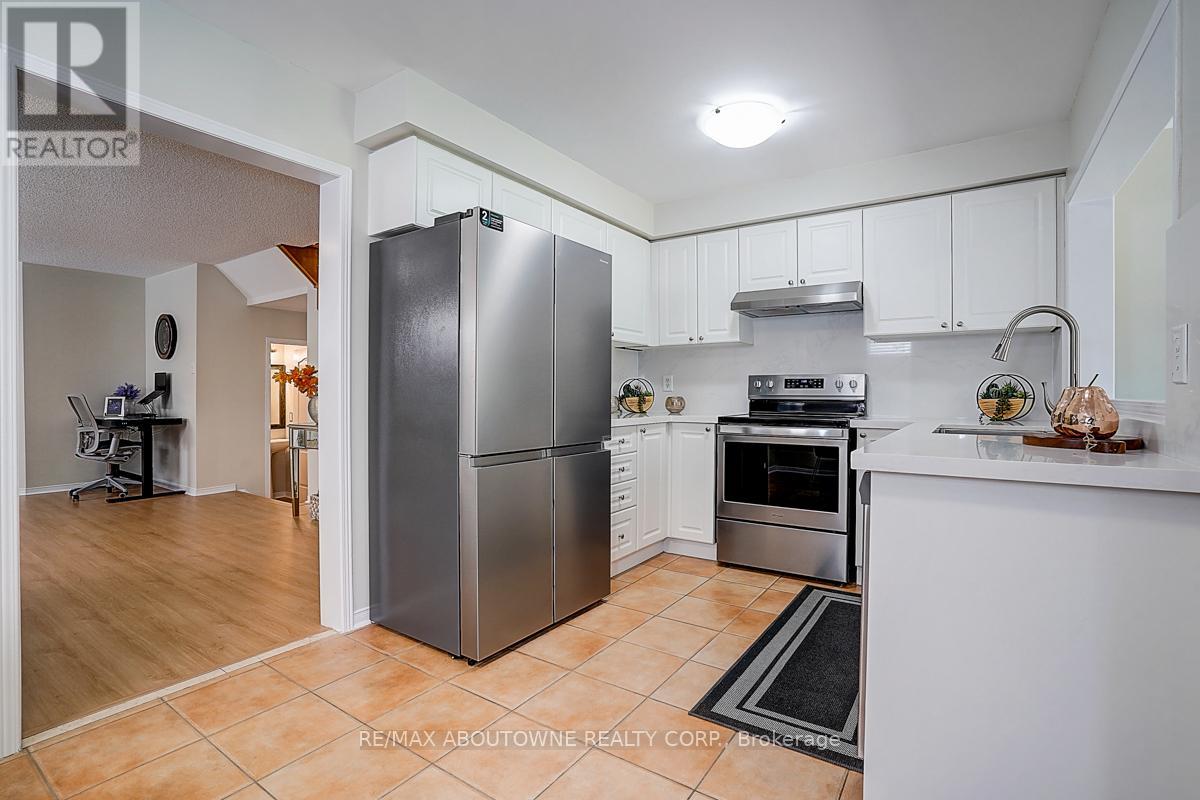Photo 18 of 5575 Margarita Crescent, Mississauga ON