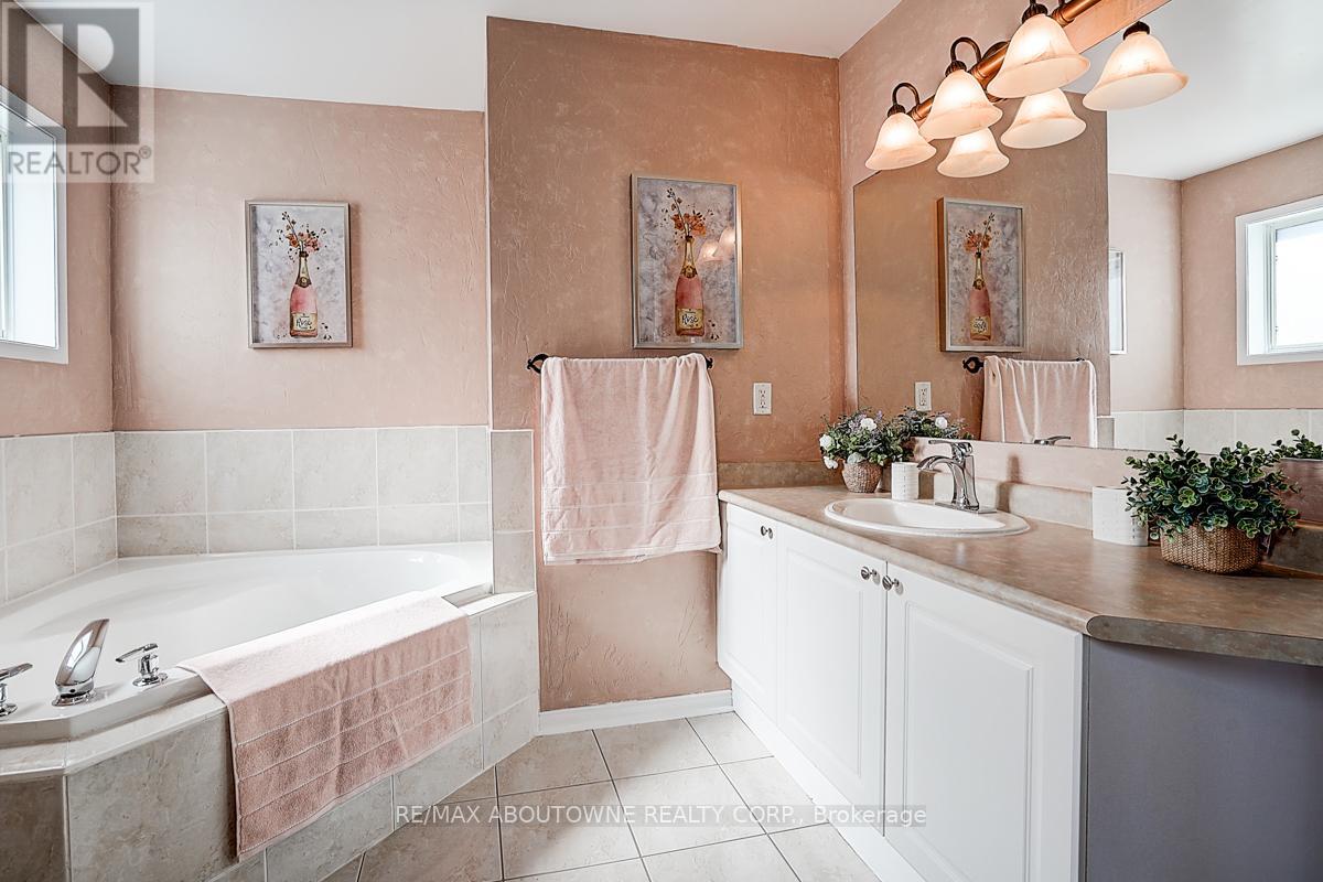 Photo 34 of 5575 Margarita Crescent, Mississauga ON