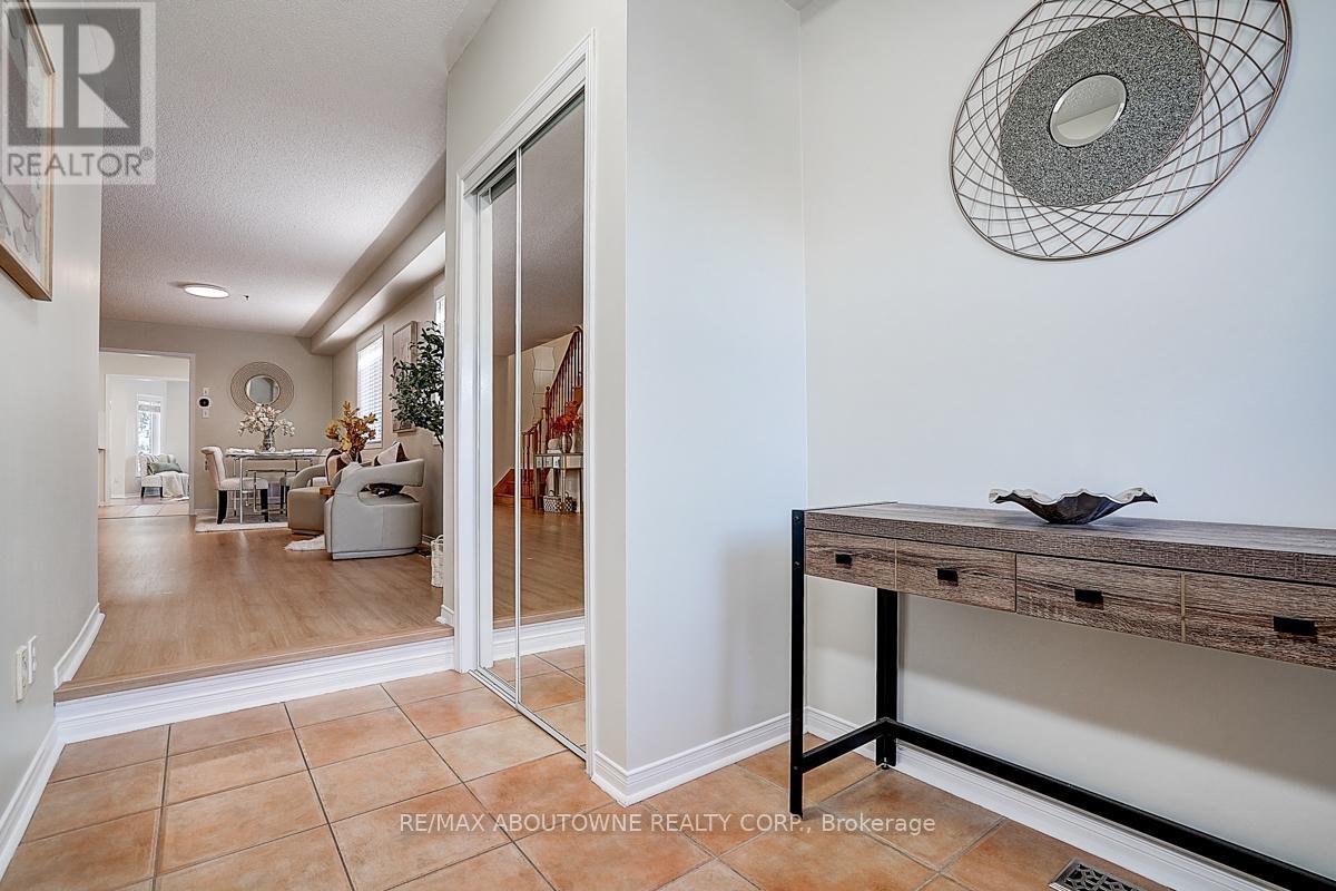 Photo 4 of 5575 Margarita Crescent, Mississauga ON