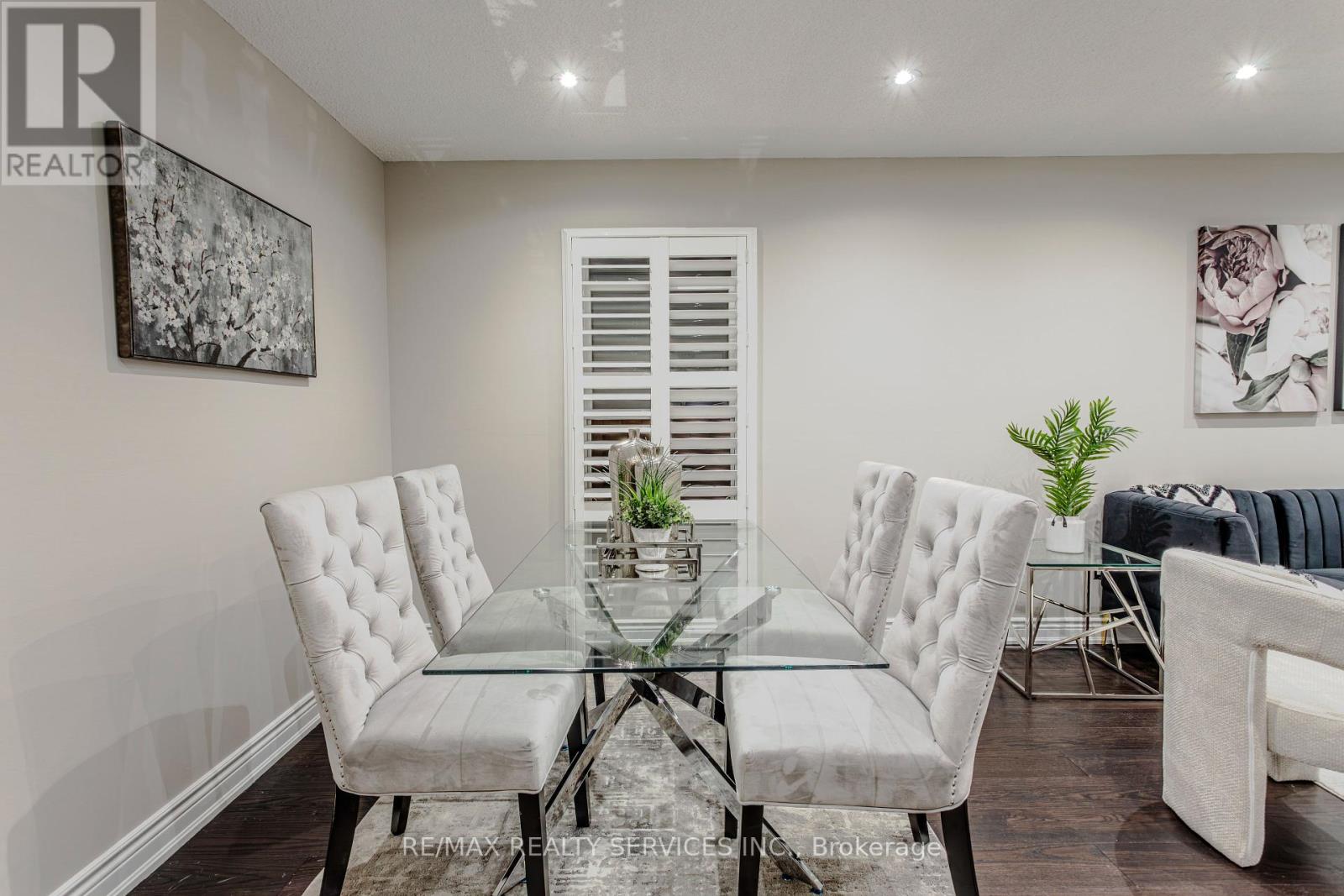 Photo 10 of 32 Heddon Court, Brampton ON