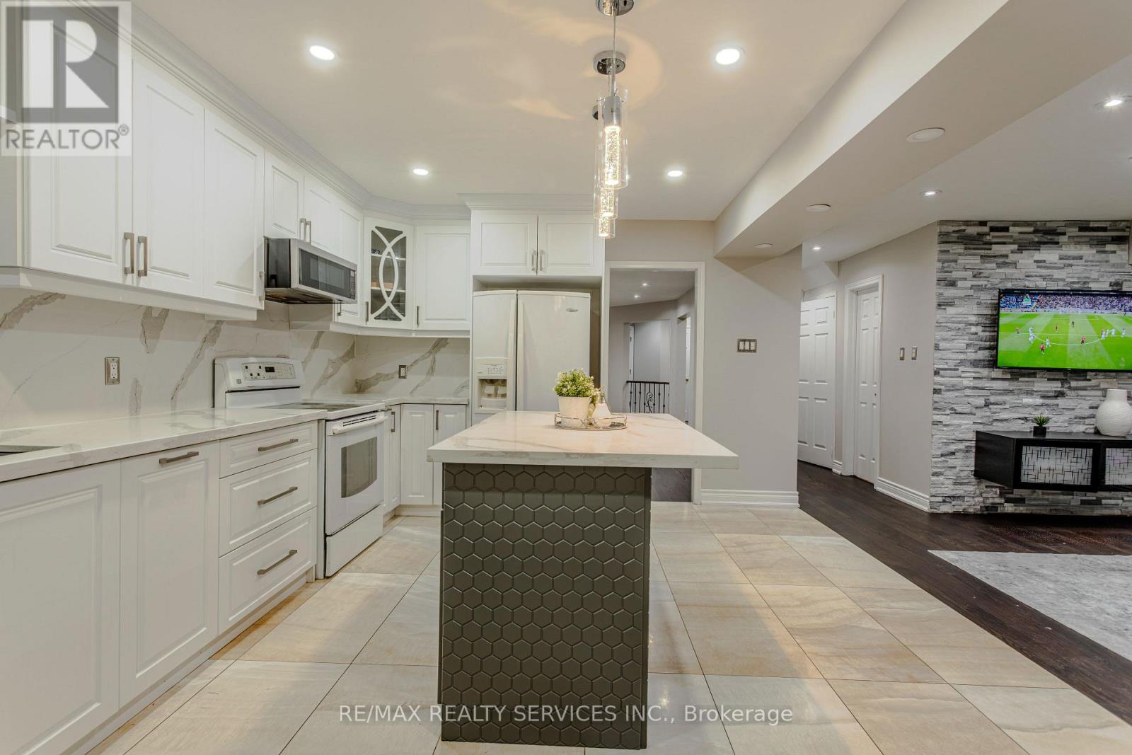 Photo 11 of 32 Heddon Court, Brampton ON