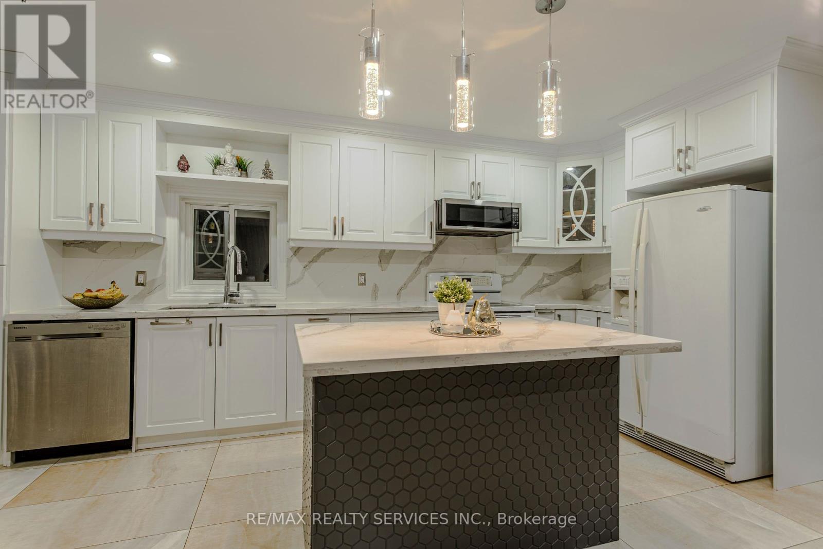 Photo 13 of 32 Heddon Court, Brampton ON