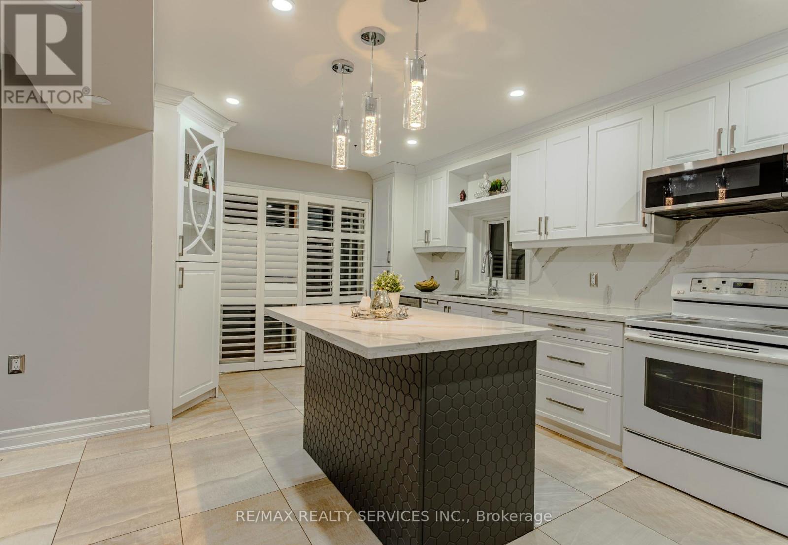 Photo 14 of 32 Heddon Court, Brampton ON