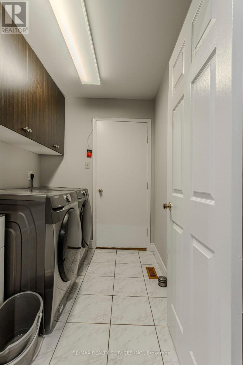 Photo 19 of 32 Heddon Court, Brampton ON