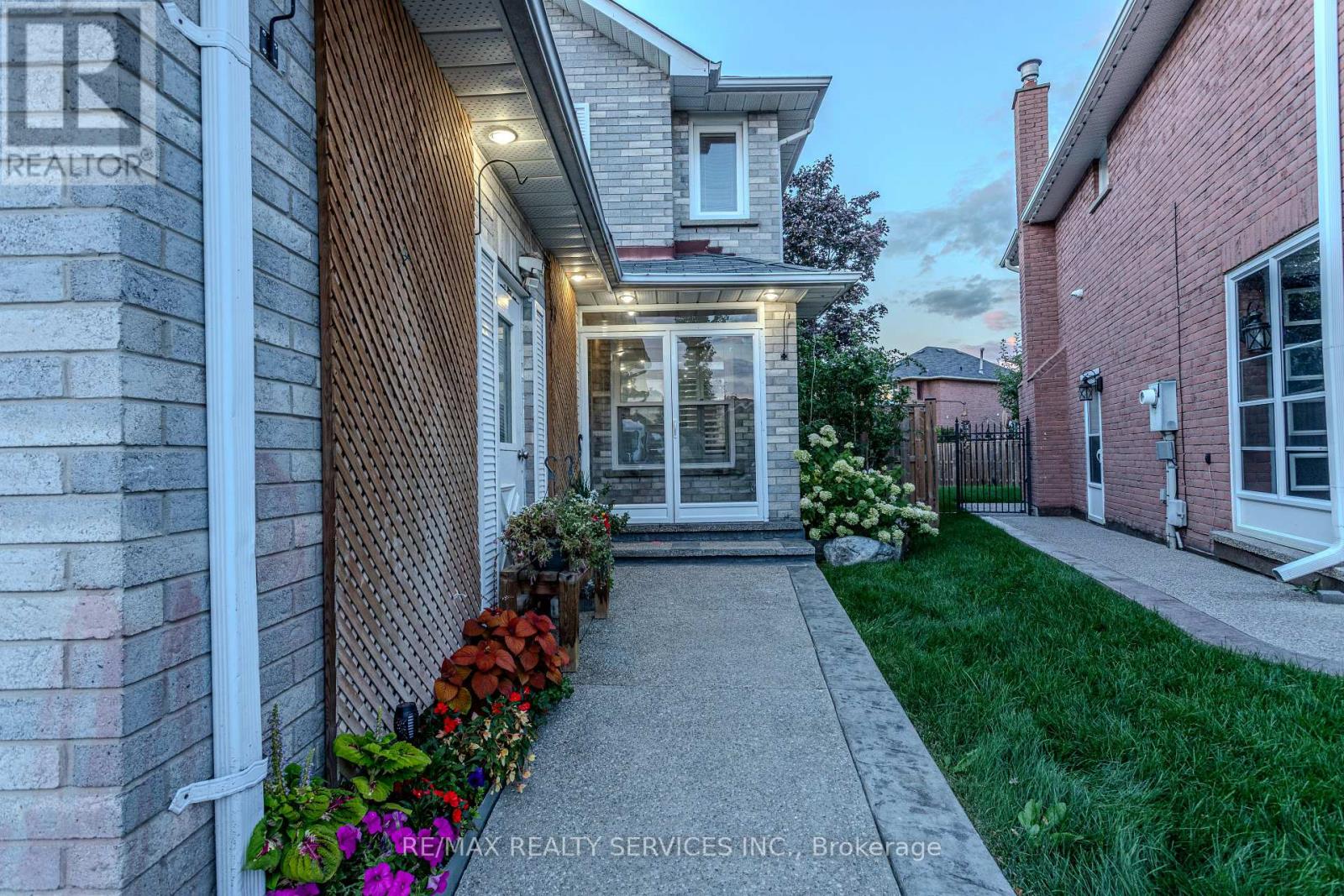 Photo 2 of 32 Heddon Court, Brampton ON