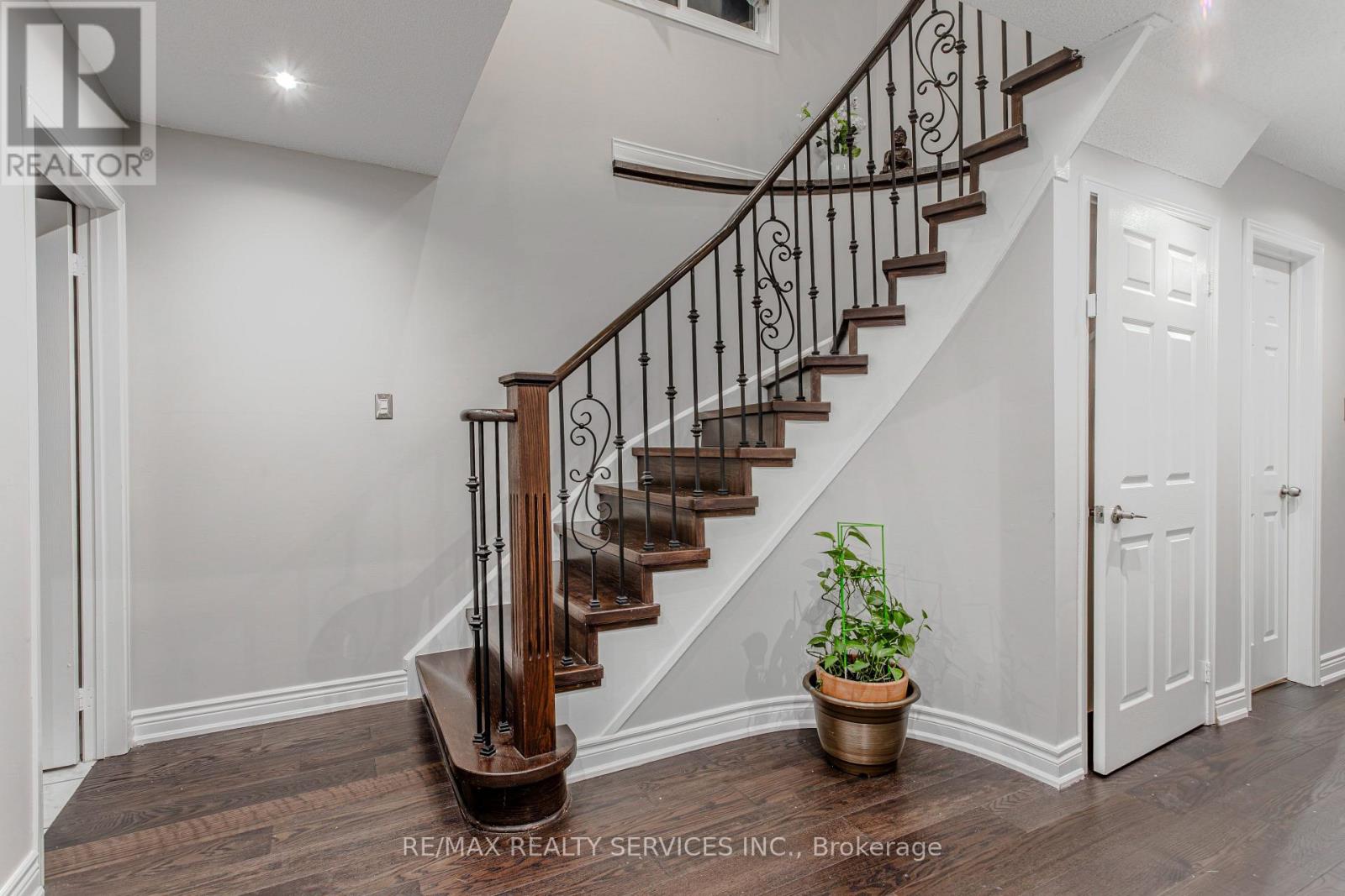Photo 20 of 32 Heddon Court, Brampton ON