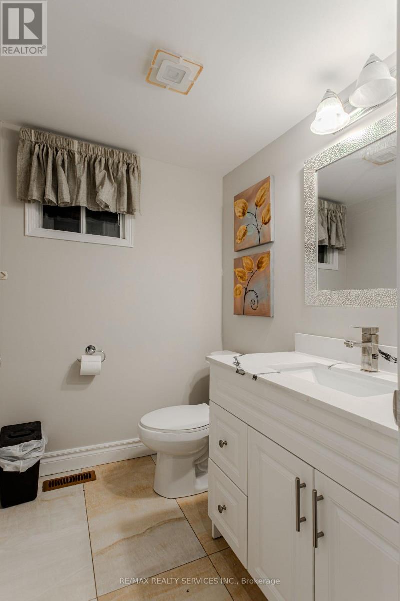 Photo 21 of 32 Heddon Court, Brampton ON