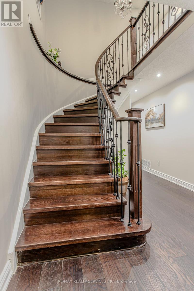 Photo 22 of 32 Heddon Court, Brampton ON