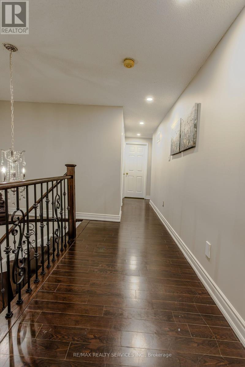 Photo 23 of 32 Heddon Court, Brampton ON