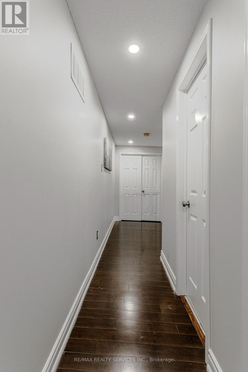 Photo 24 of 32 Heddon Court, Brampton ON
