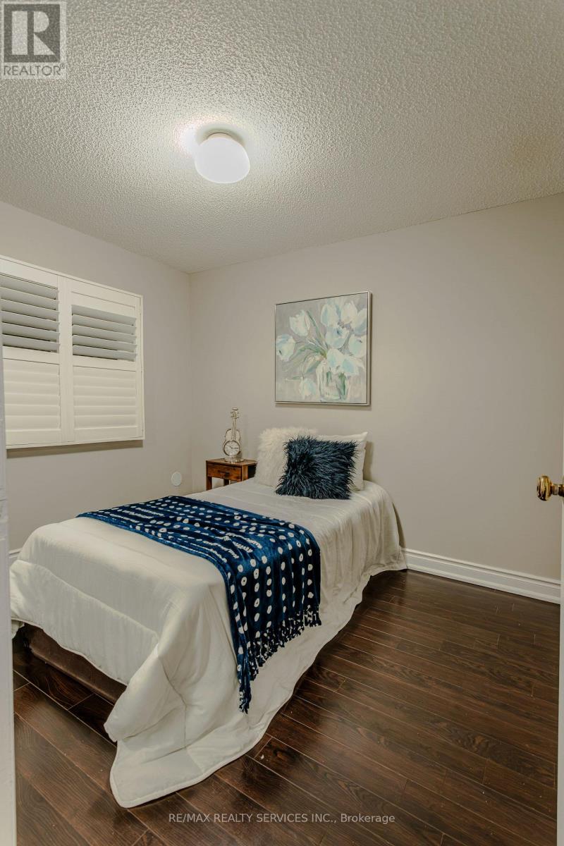Photo 29 of 32 Heddon Court, Brampton ON