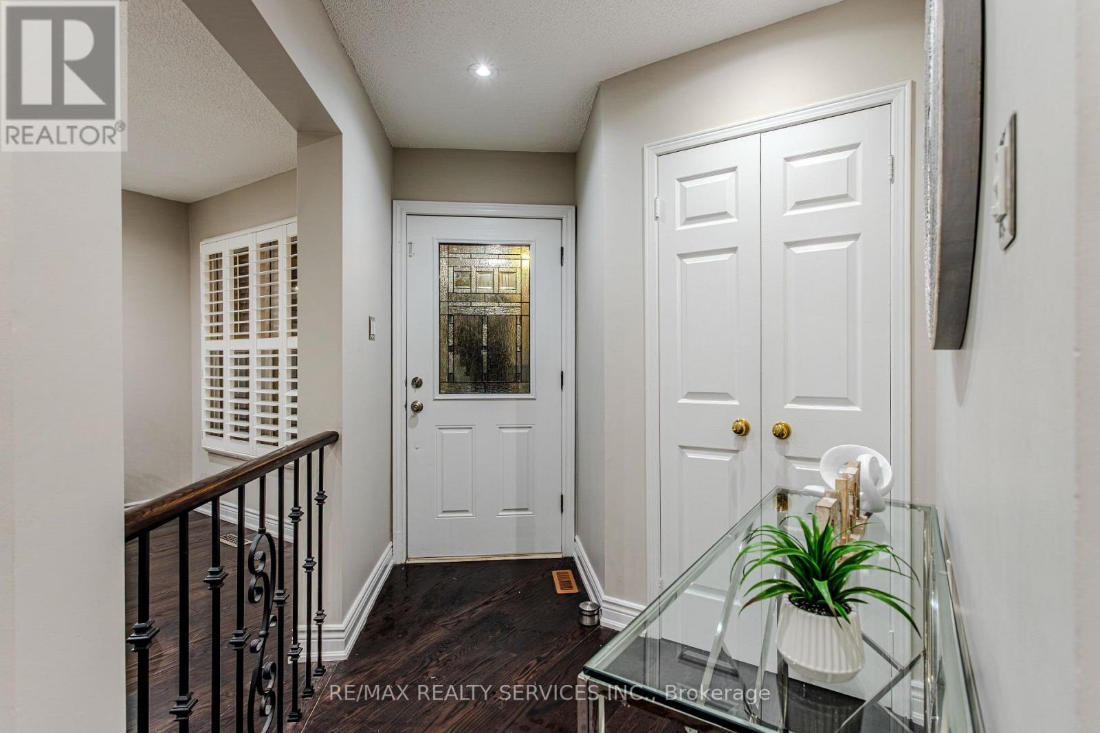 Photo 3 of 32 Heddon Court, Brampton ON