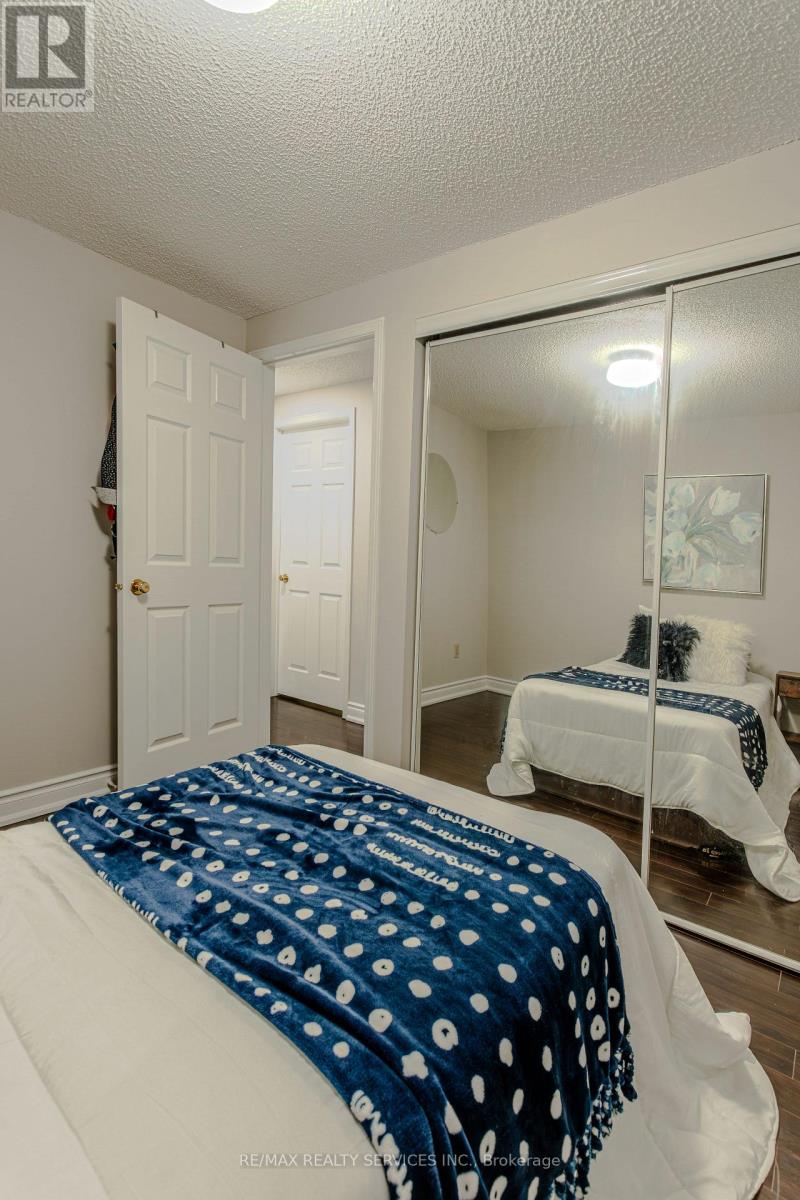 Photo 30 of 32 Heddon Court, Brampton ON