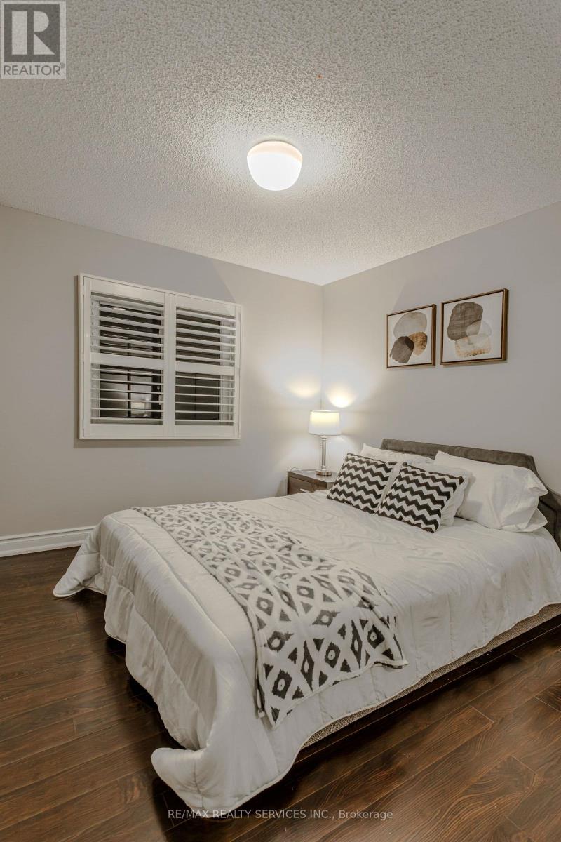 Photo 31 of 32 Heddon Court, Brampton ON