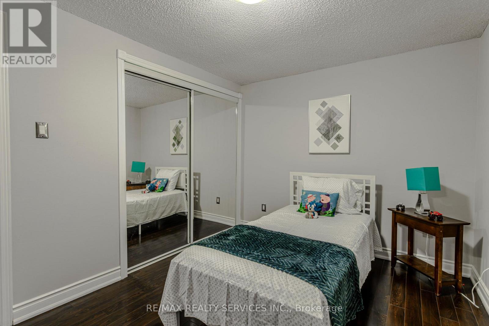 Photo 34 of 32 Heddon Court, Brampton ON