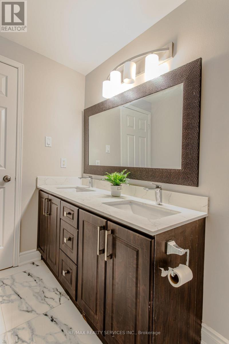 Photo 35 of 32 Heddon Court, Brampton ON