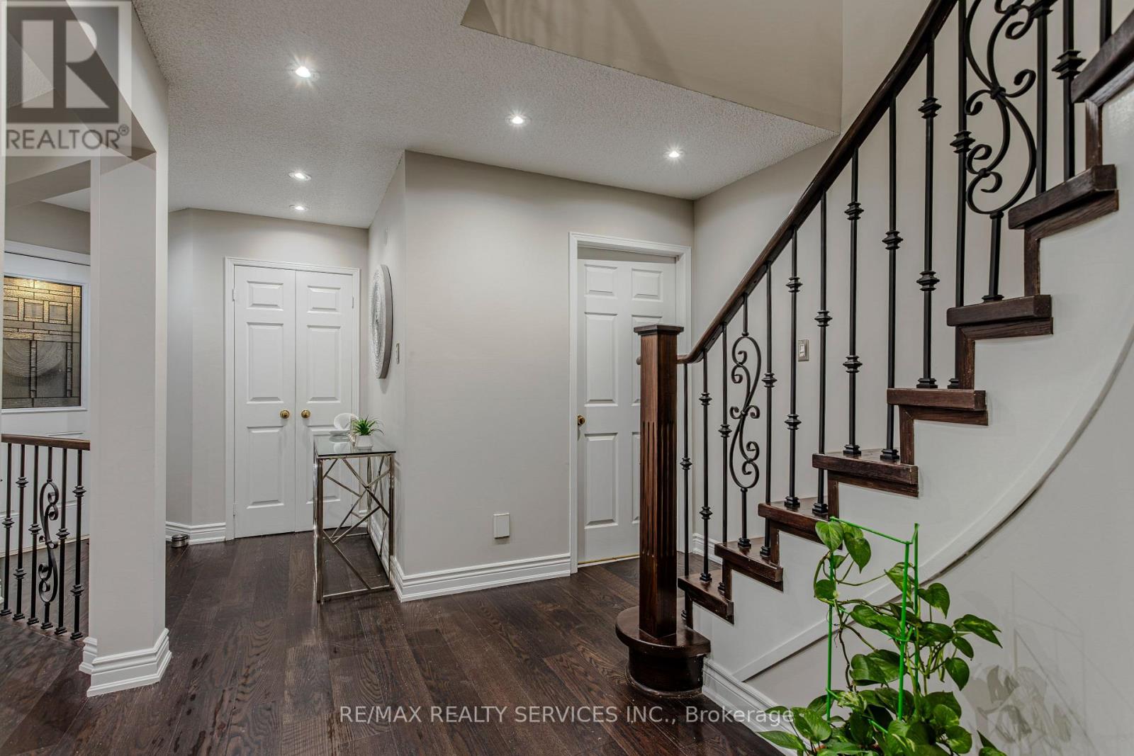 Photo 4 of 32 Heddon Court, Brampton ON