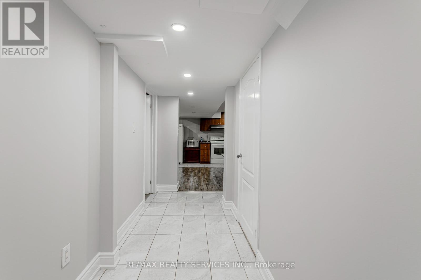Photo 41 of 32 Heddon Court, Brampton ON