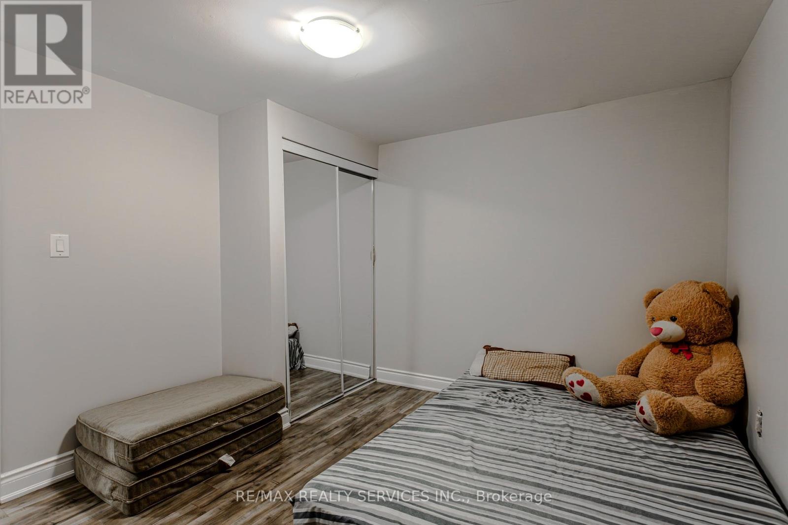 Photo 42 of 32 Heddon Court, Brampton ON