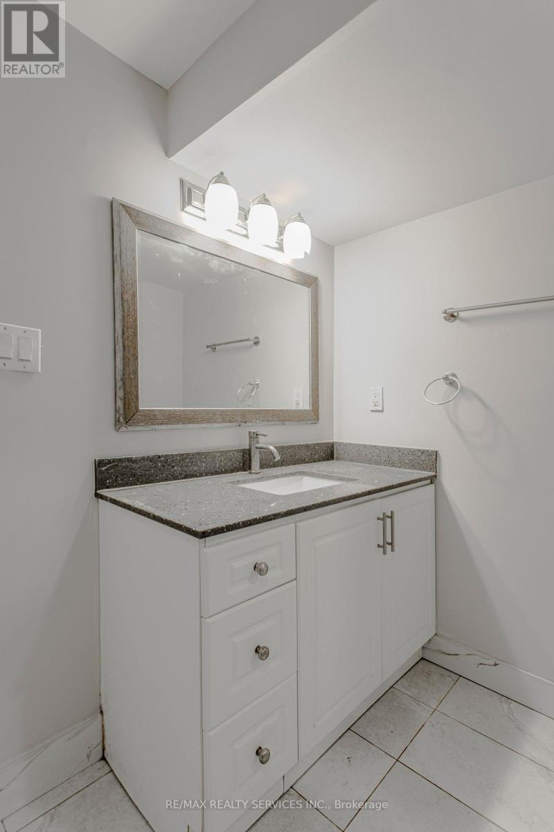 Photo 44 of 32 Heddon Court, Brampton ON