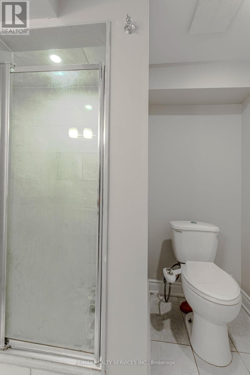 Photo 45 of 32 Heddon Court, Brampton ON