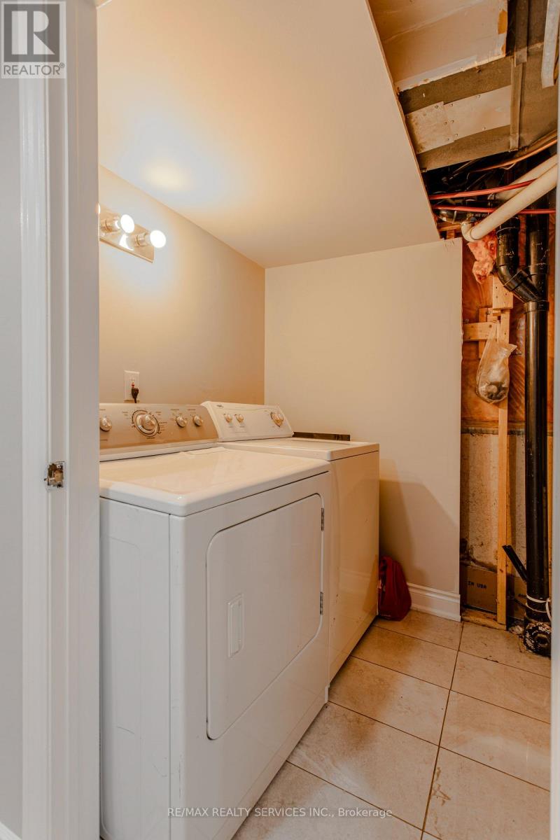 Photo 46 of 32 Heddon Court, Brampton ON