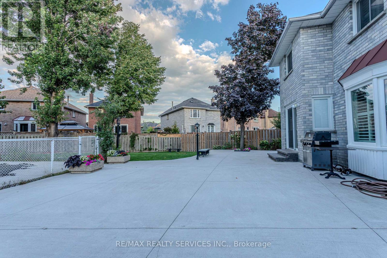 Photo 48 of 32 Heddon Court, Brampton ON
